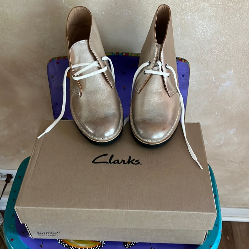 Clarks FABULOUSLY shiny GOLD desert 🌵 boots!